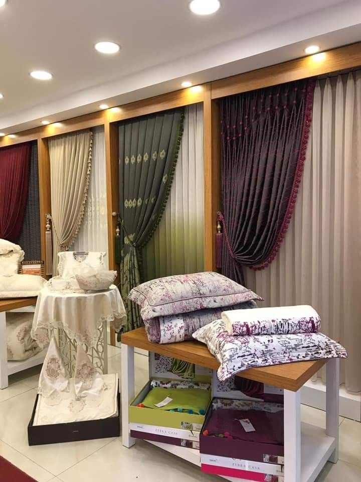 Daha dolu ve katmanlı salon sahnesi